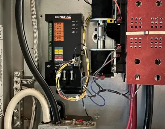 Un électricien de l'Ontario s'interroge sur la compatibilité des interrupteurs Generac avec les systèmes de batterie : l'incertitude chez les inspecteurs