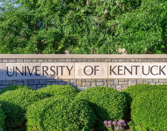 Un employé de l'université du Kentucky affirme que l'IA compromet ses valeurs morales et obtient une exemption religieuse.