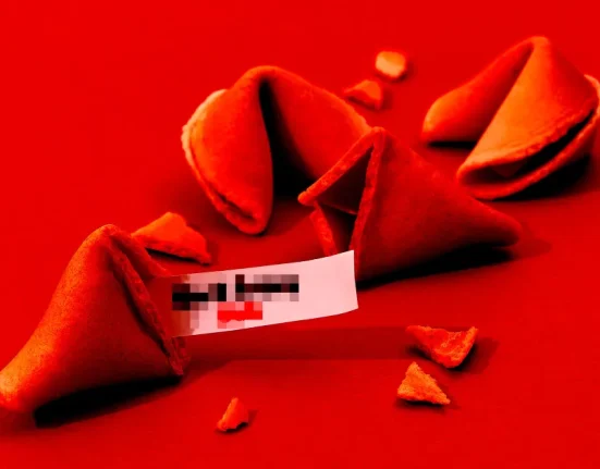 Un homme ouvre un biscuit de la fortune et découvre une surprise décevante