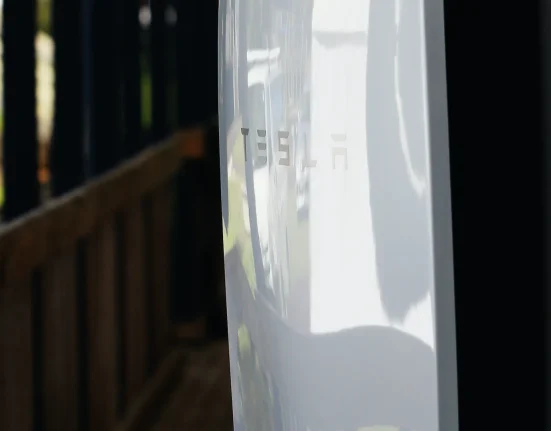 Un nouveau propriétaire confronté à des problèmes d’intégration avec son Powerwall : l'application Tesla ne reconnaît pas la batterie, la gateway ni le chargeur.