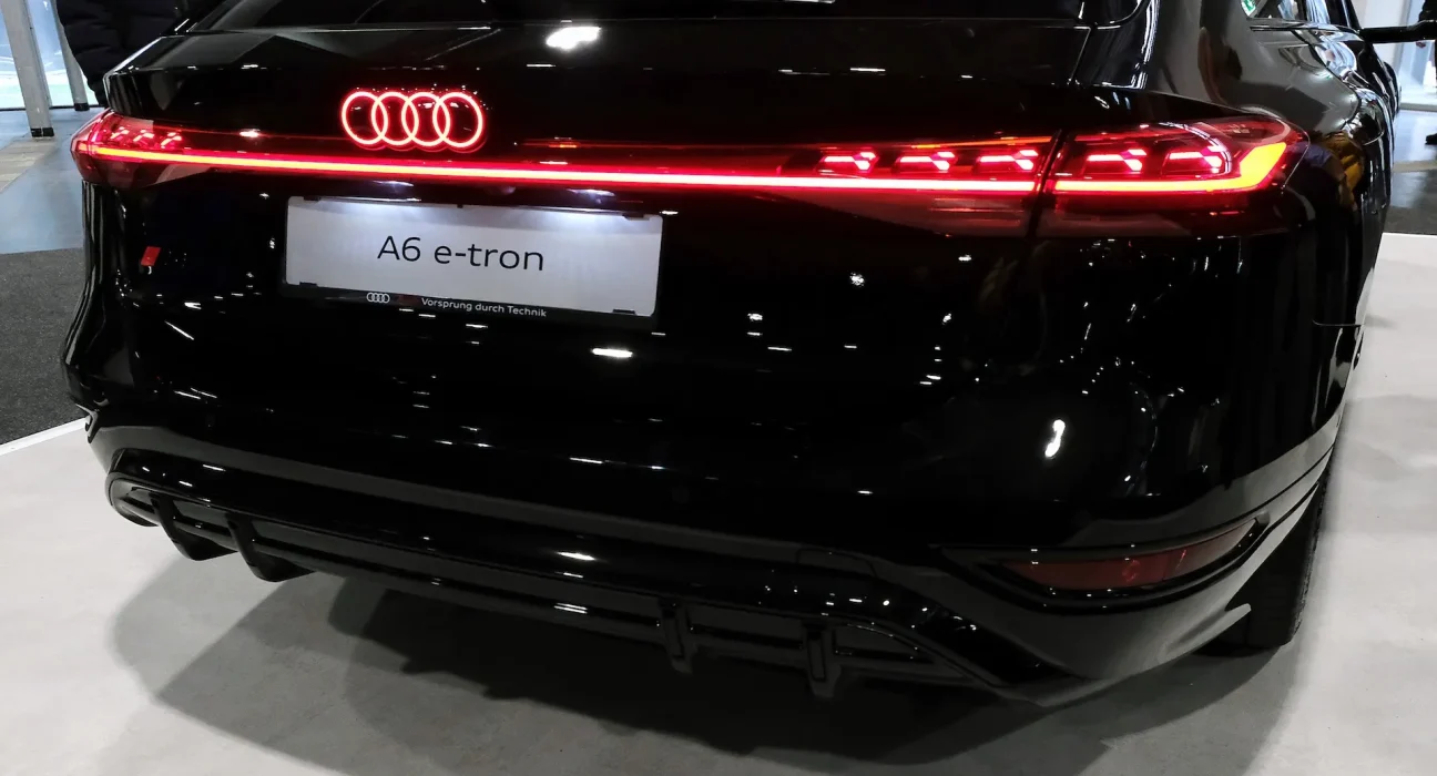 Un pilote de rallye polonais établit un record Guinness en parcourant 831 miles avec une Audi A6 E-Tron sur une seule charge.