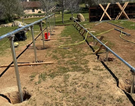 Un propriétaire californien installe un parc solaire autonome de 52 panneaux pour alimenter 2 VE, la climatisation et un puits.