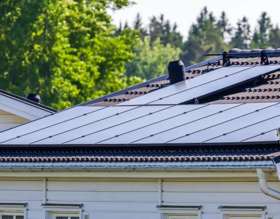 Un propriétaire de Floride dépense 65 000 $ pour des panneaux solaires Tesla et des Powerwalls, mais l'autonomie de secours chute à 1 %