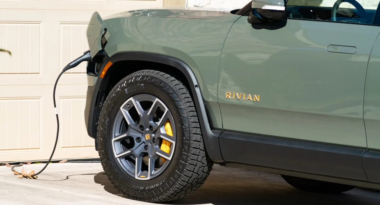 Un propriétaire de Rivian en Californie confronté à des devis de stockage de batterie de 20 000 $, cherche un camion pour assurer une backup lors des pannes de courant.