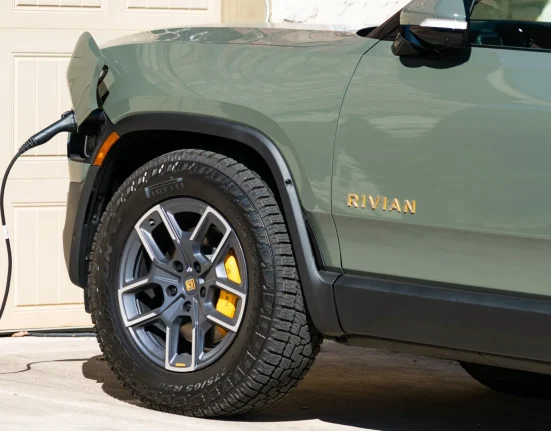 Un propriétaire de Rivian en Californie confronté à des devis de stockage de batterie de 20 000 $, cherche un camion pour assurer une backup lors des pannes de courant.