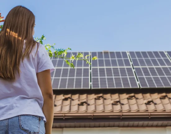 Un propriétaire pensait que ses panneaux solaires couvraient ses besoins essentiels, mais a reçu une facture surprise de 10 000 $