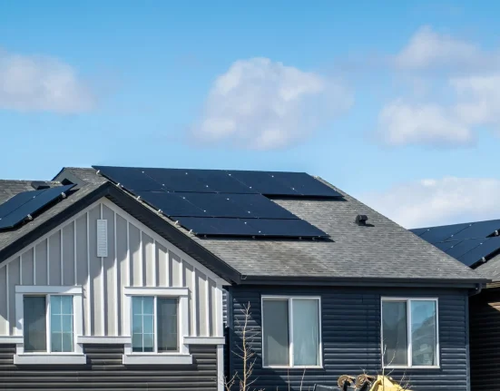 Un propriétaire trouve une solution innovante après une limitation de 63 ampères qui a perturbé la recharge solaire de Tesla.