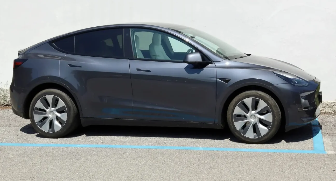 Une Famille Offrant à Sa Mère de 90 Ans un Tesla Model Y : Une Révolution de Mobilité