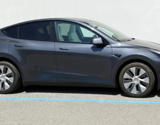 Une Famille Offrant à Sa Mère de 90 Ans un Tesla Model Y : Une Révolution de Mobilité