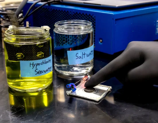 Une avancée révolutionnaire transforme l'eau de Javel et l'eau salée en une batterie prometteuse pour prévenir les coupures de courant.