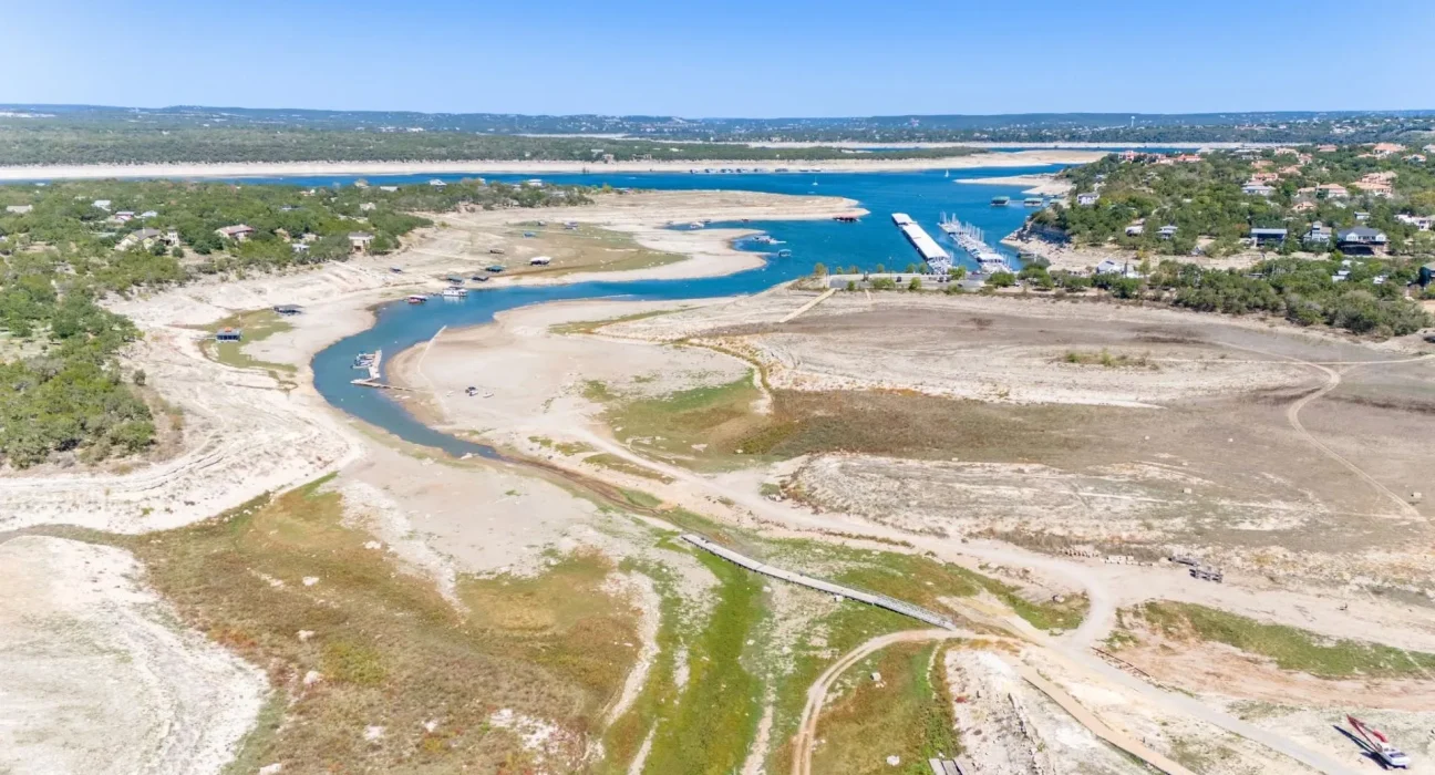Une étude alerte sur une diminution de 21 % des ressources en eau des lacs du Texas lors de sécheresses sévères.