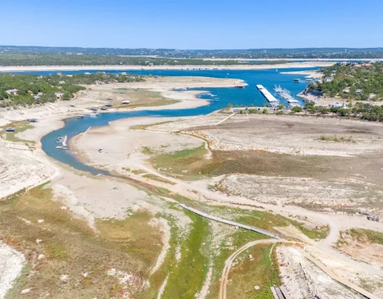 Une étude alerte sur une diminution de 21 % des ressources en eau des lacs du Texas lors de sécheresses sévères.