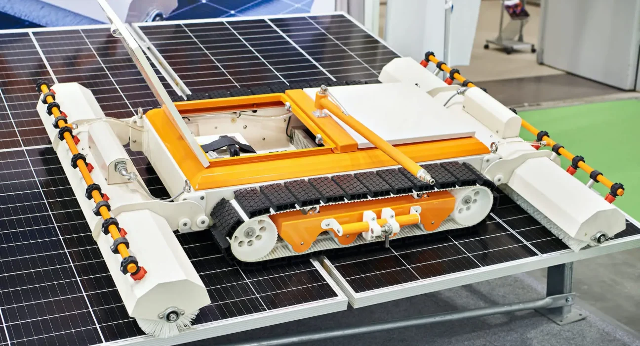 Une étude révèle que le nettoyage robotisé des panneaux solaires peut endommager les revêtements protecteurs en cas d'accumulation de poussière.