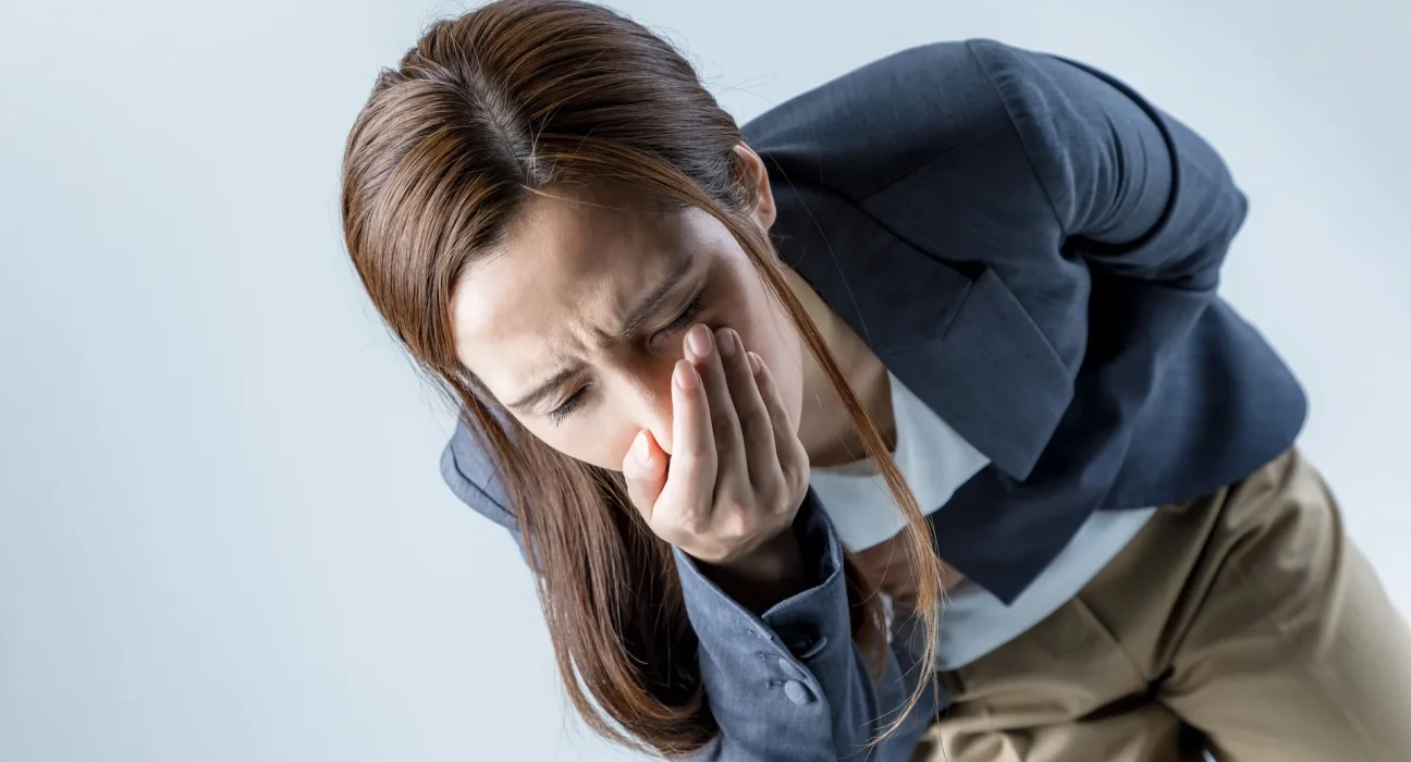 Une femme de l'Illinois témoigne d'une attente de 4 heures aux urgences, laissée à vomir après avoir pris ses constantes.