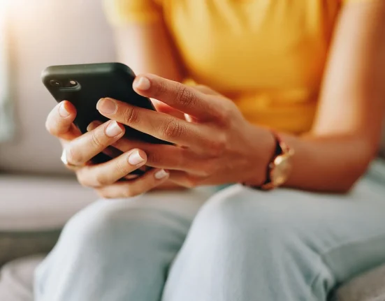 Une femme découvre que les 'preuves' d’infidélité d'un profil IA pourraient être une arnaque