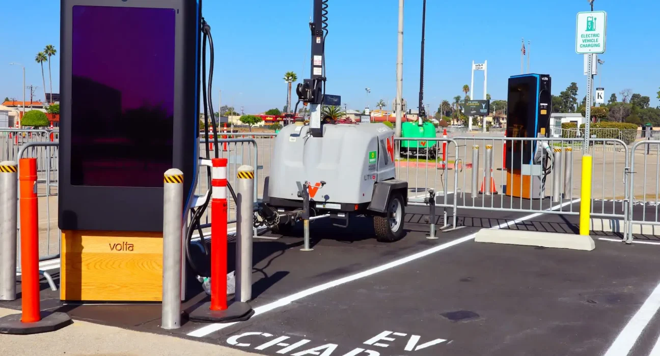 Une locataire de Los Angeles s'interroge sur la vie avec un véhicule électrique en se fiant uniquement aux bornes publiques : les propriétaires recommandent quelques applications indispensables.