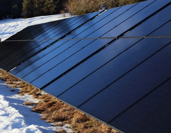 Une maison solaire presque autonome affronte son premier hiver sombre : les commentaires recommandent un plancher de 10 à 20 %