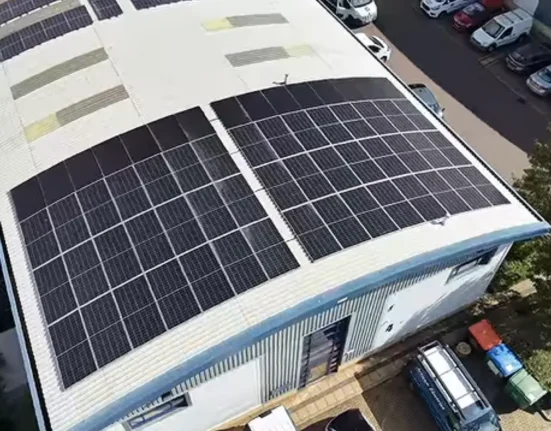 Une panne de courant met à l'épreuve une entreprise : L'excès de panneaux solaires révélé