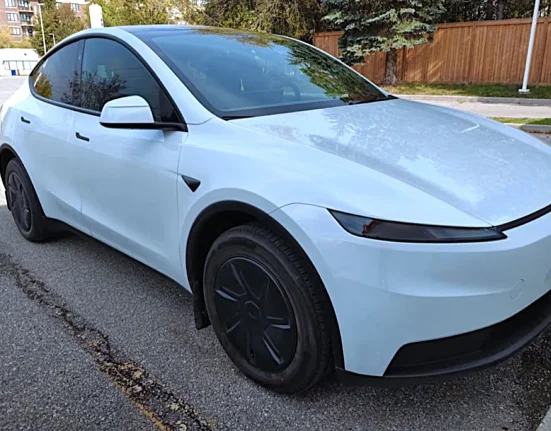 Une propriétaire de Model Y révèle que le chargement à domicile coûte 351 $ par an au Canada, contre 3 274 $ pour l'essence.