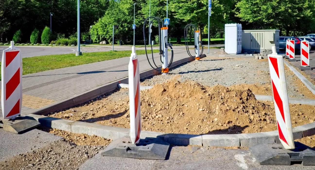 Une ville du Massachusetts installe 22 bornes de recharge pour véhicules électriques en voirie, bénéfiques pour les conducteurs sans garage.