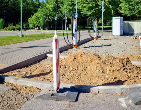 Une ville du Massachusetts installe 22 bornes de recharge pour véhicules électriques en voirie, bénéfiques pour les conducteurs sans garage.
