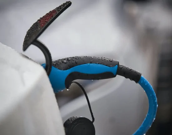 Vérification de sécurité intégrée : Les bornes de recharge pour véhicules électriques s'activent uniquement lorsque la voiture est prête, selon le créateur.