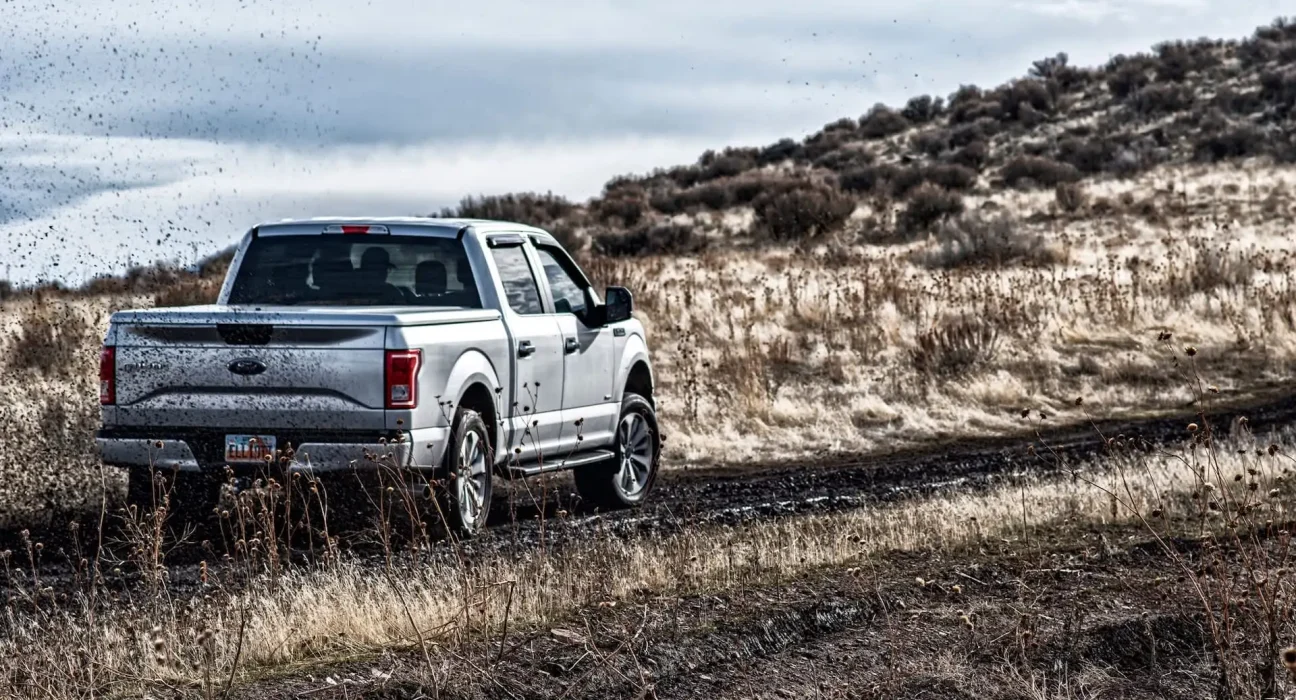 Voyage d'Alaska à Canada : un F-150 Lightning remorque 2 700 kg sans faire tourner le générateur