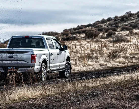 Voyage d'Alaska à Canada : un F-150 Lightning remorque 2 700 kg sans faire tourner le générateur